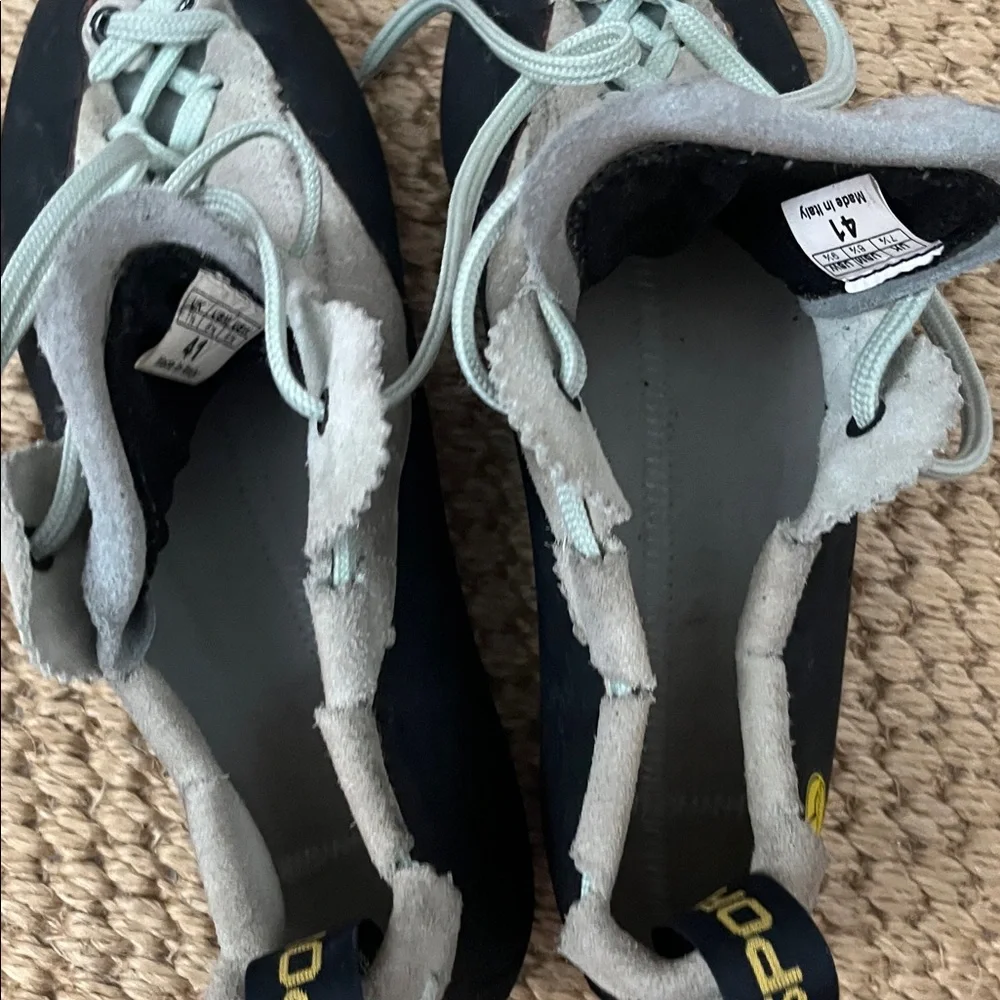 La Sportiva women’s mythos climbing shoes, size 9.5 - Picture 2 of 3